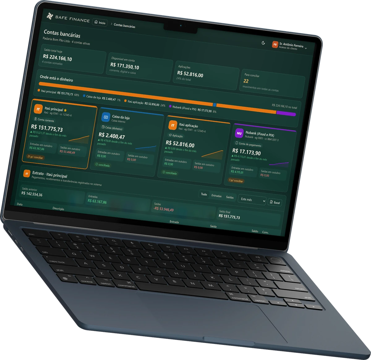Notebook com a tela de contas bancárias do portal do cliente Safe Finance